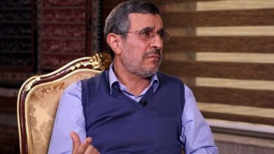 حضور احمدی‌نژاد در مراسم ترحیم رییس جمهور و همراهان/ عکس