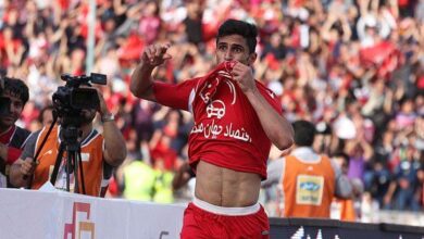 کتک کاری بازیکنان استقلال و پرسپولیس؛ مدافع آبی ها دروازه بان قرمزها را با مشت زد!