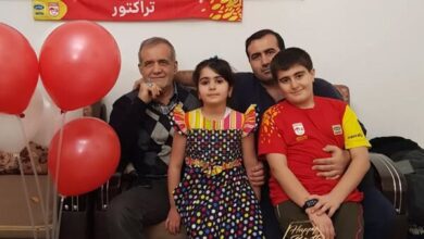 تصویر جشن تراکتوری رییس جمهور خبر ساز شد؛ ماجرای کیک تولد و پرچم تراکتور در عکس پزشکیان!