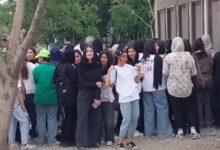 فیلم حضور هواداران زن مقابل ورودی ورزشگاه آزادی در آستانه بازی با کره شمالی