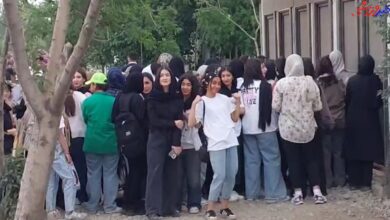 فیلم حضور هواداران زن مقابل ورودی ورزشگاه آزادی در آستانه بازی با کره شمالی