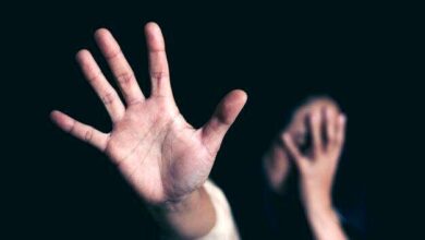 حدود ۱۰ سال از معطل ماندن لایحه مقابله با خشونت علیه زنان می‌گذرد/ برخی این نگاه را دارند که اگر حق زنان داده شود دین زیر سوال رفته و آزادی بی قید و شرط به زنان داده می شود/ نگاه‌های سیاسی هم تاثیرگذار بوده است